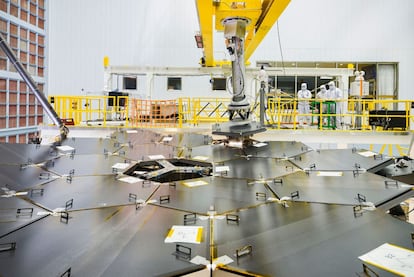 Montaje del último segmento de los 18 que componen el espejo principal del futuro telescopio espacial 'James Webb', en la enorme sala limpia donde se está ensamblando el observatorio en el Centro de Vuelos Espaciales Goddard, de la NASA, en Greenbelt (Maryland, EE UU).