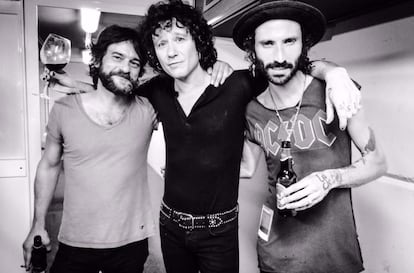 Quique González, Enrique Bunbury y Leiva, en una foto publicada por este último en su cuenta de Twitter. Los tres han tratado el final de una relación en sus canciones.