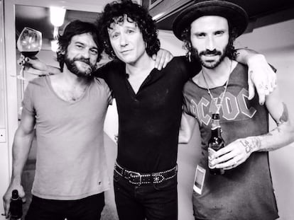 Quique González, Enrique Bunbury y Leiva, en una foto publicada por este último en su cuenta de Twitter. Los tres han tratado el final de una relación en sus canciones.