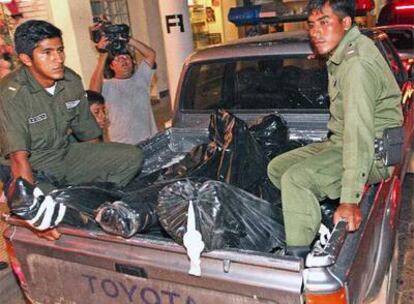 Policías bolivianos trasladan los cadáveres de los supuestos mercenarios muertos en Santa Cruz.