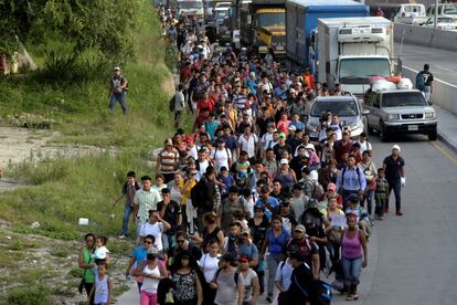 Una multitud de personas participan en la caravana hacia Estados Unidos, el 13 de octubre de 2018, en San Pedro Sula, Honduras.  