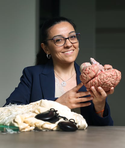 Ana Belén López sostiene la reproducción de un cerebro humano junto a un mantón y unas castañuelas.