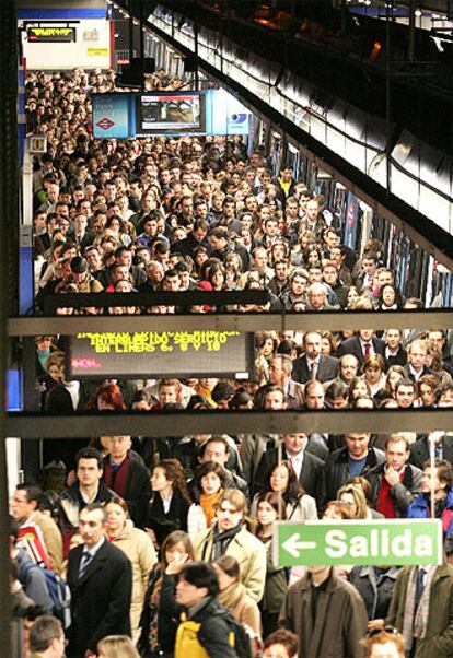 La estación de metro de Gregorio Marañón se colapsó en la mañana de ayer por los cortes en el suburbano.