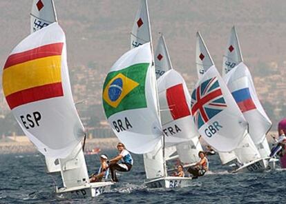 Natalia Vía-Dufresne y Sandra Azón, por delante de las brasileñas Adriana Kostiw y Fernanda Oliveira en la última regata de la clase <i>470.</i>