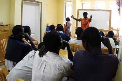 Un aula del centro de menores de Tegueste. Abajo, algunos de los menores internados.