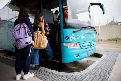 Dos jóvenes suben a un autobús en Santiago de Compostela.