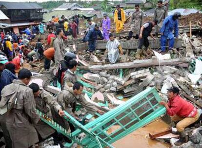 Soldados indonesios y voluntarioas trabajan para rescatar a los desaparecidos por el corrimiento de tierras en Tawangmangu, en la Isla de Java.