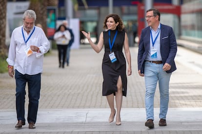 Miguel Ángel Rodríguez, Isabel Díaz Ayuso y Adolfo Serrano, en mayo de 2022