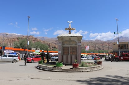 Security post at the entrance to the road leading to the ruins of the Buddha statue in Bamiyan, this Saturday. 