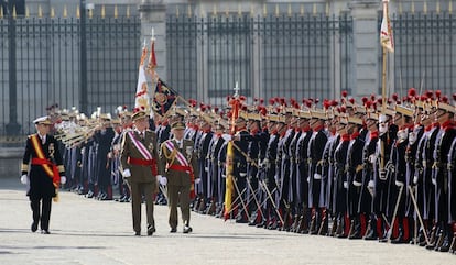 Don Juan Carlos ha pedido a los militares que afronten la crisis "con buen ánimo" y que sean cuidadosos en el "mantenimiento de los medios".