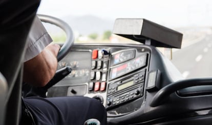 Un conductor de autobús durante su ruta.