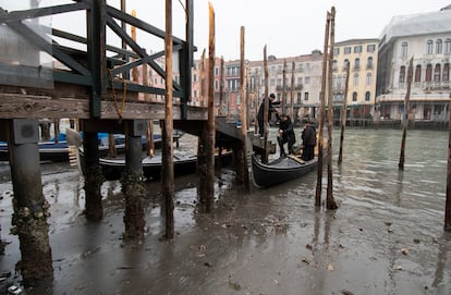 Pasajeros bajando de una góndola con la marea baja en Venecia, el martes. Algunos de los canales secundarios de Venecia se han quedado prácticamente secos debido a las pocas precipitaciones y vinculado a un período prolongado de mareas bajas.