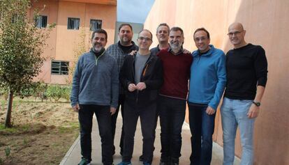 D'esquerre a dreta: Jordi Sànchez, Oriol Junqueras, Jordi Turull, Joaquim Forn, Jordi Cuixart, Josep Rull i Raül Romeva.