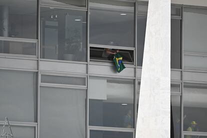 Después de haber irrumpido en el Congreso Nacional, los asaltantes continuaron hacia el palacio de Planalto, sede del Ejecutivo, y la Corte Suprema.