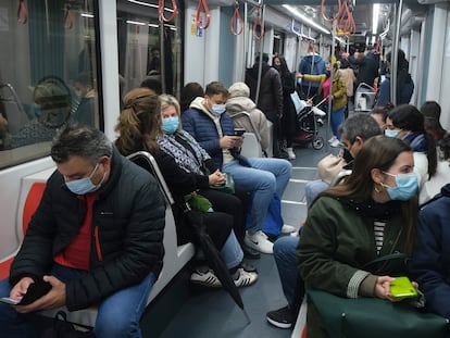 Pasajeros con mascarilla en el metro de Sevilla este martes, el mismo día que el Consejo de Ministros aprobó que dejen de ser obligatorias en el transporte público.