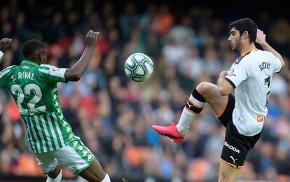 Emerson y Guedes disputan el balón, este sábado en Mestalla.