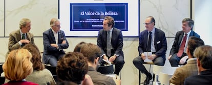 De izquierda a derecha, el arquitecto Rafael de La-Hoz, el interiorista Diego Rodríguez, Antonio Pan de Soraluce (director general de Colliers), el interiorista Luis Bustamante y el arquitecto Carlos Lamela