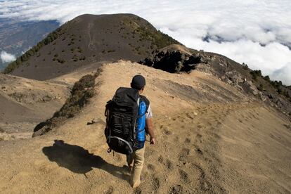 Inicio del descenso del volcán Acatenango. Este volcán cuenta con dos cumbres, el Pico Mayor o Acatenango (3.976 metros) y el Yepocapa (3.880 metros). Este último se ve al fondo de la imagen, entre las nubes.