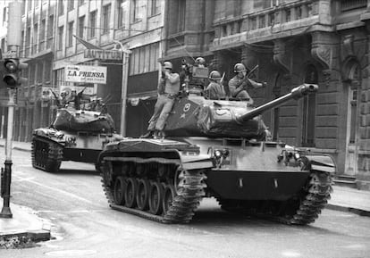 Tanques M-41 Walker Bulldog cercando el Palacio de la Moneda durante el golgpe de Estado de Agusto Pinochet el 11 de septiembre de 1973 en Chile.