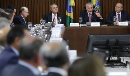 Temer, ladeado por Renan e Padilha, em reuni&atilde;o com governadores.