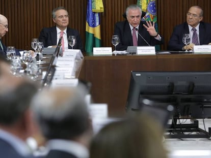 Temer, ladeado por Renan e Padilha, em reuni&atilde;o com governadores.