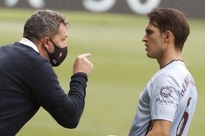 El entrenador del Celta, Óscar García (a la izquierda), conversa con Denis Suárez.