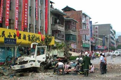 Los Servicios de Emergencia atienden a los heridos de la explosión en un autobús en la localidad china de Tianzhu. Once personas han muerto y 15 han resultado heridas.