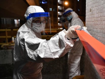 Dos agentes de policía clausuran una urbanización por el coronavirus en Hong Kong (China), este martes.