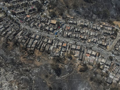 Trabajos de rescate y zonas afectadas por los incendios forestales que desde la semana pasada afectan la región de Valparaíso (Chile), este lunes.