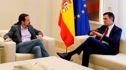 Pablo Iglesias y Pedro Sánchez durante una reunión en el palacio de La Moncloa en mayo.