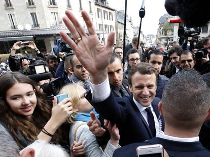 Emmanuel Macron saluda a simpatizantes en un acto. 