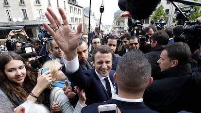 Emmanuel Macron saúda simpatizantes durante evento.