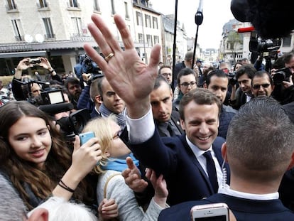 Emmanuel Macron saúda simpatizantes durante evento.