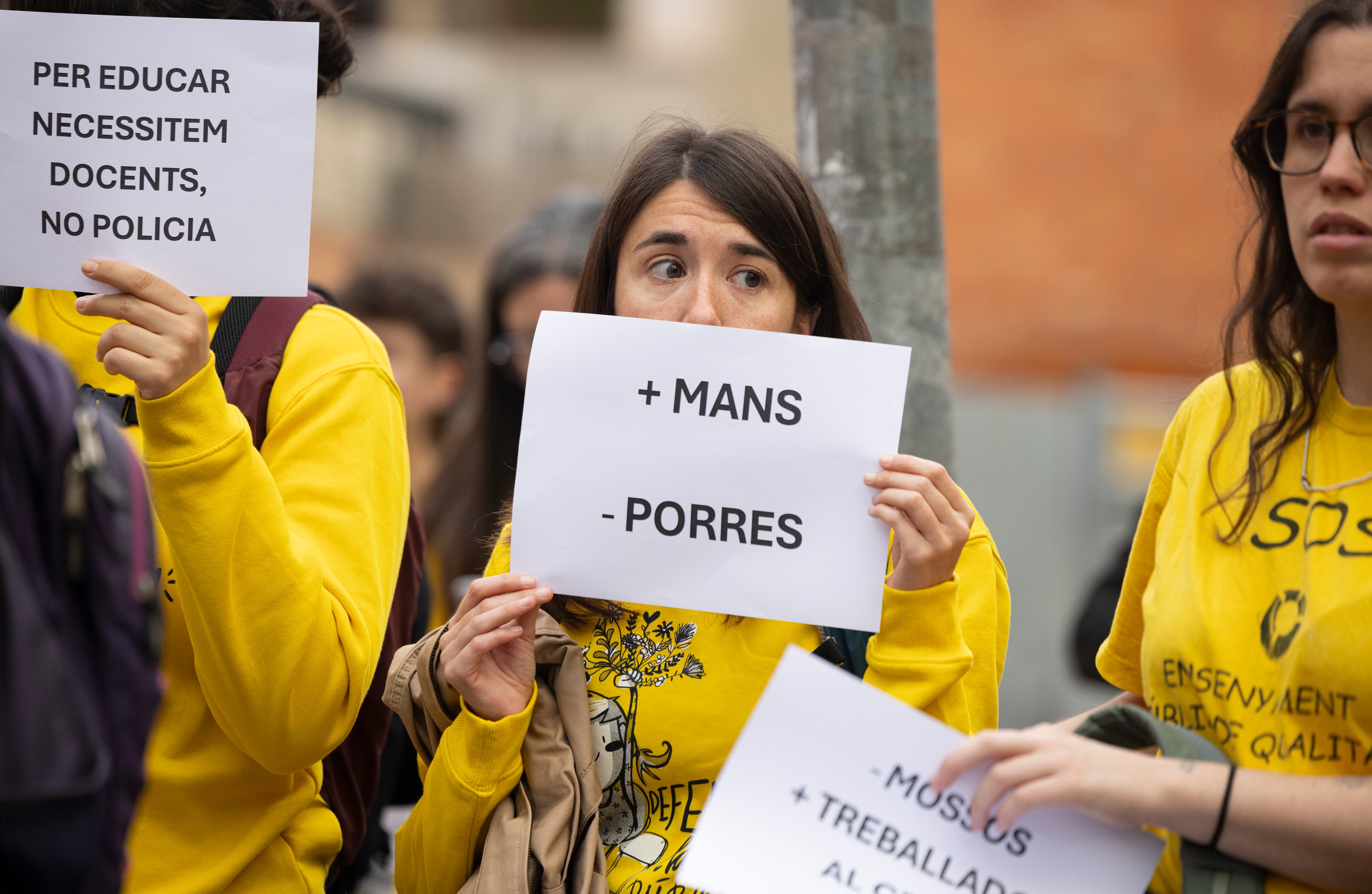 Padres de alumnos protestan por la presencia de 'mossos' en el instituto frente al centro Eugeni D'Ors de  L'Hospitalet de Llobregat (Barcelona), el 24 de abril.