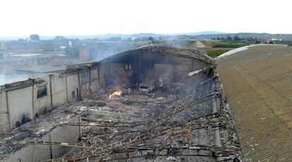 Nave destruida por el fuego en Benifaió, en una imagen facilitada por el Consorcio Provincial de Bomberos.