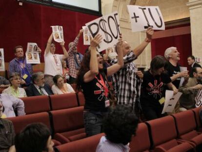 Representantes de los trabajadores de la RTVA, durante la protesta de este martes en el Parlamento.