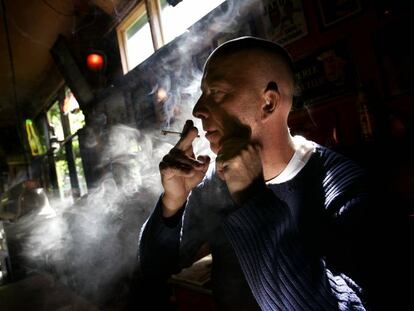 Un hombre fuma marihuana en un &#039;coffeshop&#039; de R&oacute;terdam, en 2005.