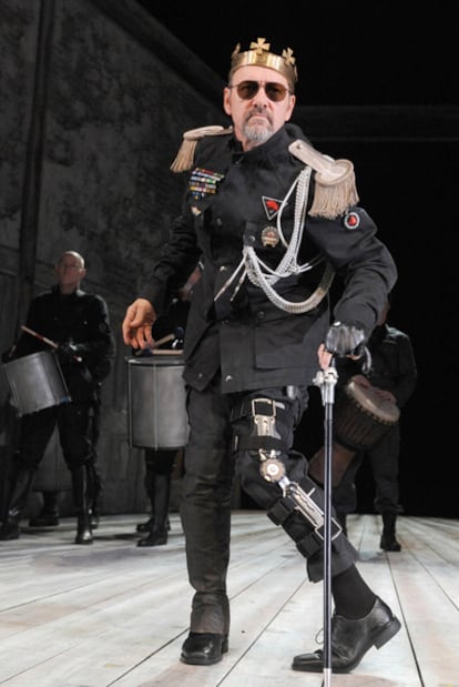 Kevin Spacey en una escena de <i>Ricardo III</i>, representado en el Teatro Palacio Valdés de Avilés.