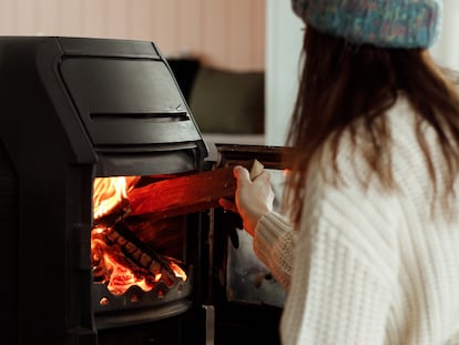 Artículo de EL PAÍS Escaparate que describe las ventajas de usar encendedores naturales para la chimenea
