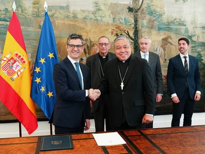 El ministro de la Presidencia, Félix Bolaños, estrecha la mano del nuncio apostólico en España, el arzobispo Bernardito Auza, el 29 de marzo en Madrid.