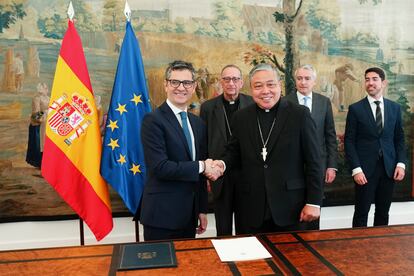 El ministro de la Presidencia, Félix Bolaños, estrecha la mano del nuncio apostólico en España, el arzobispo Bernardito Auza, el 29 de marzo en Madrid.