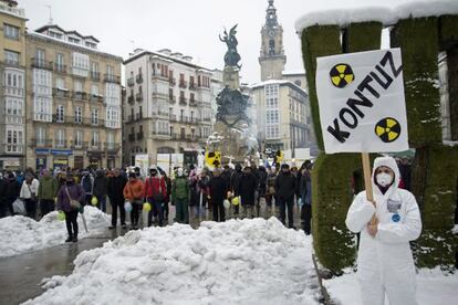 Restos de nieve en la plaza Virgen Blanca de Vitoria durante un acto de antinucleares.