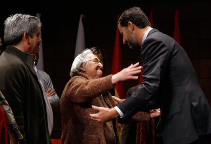 El príncipe Felipe abraza a la viuda de Marcelino Camacho, Josefina.