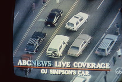 La famosa huida de Simpson en una camioneta Bronco color blanco en una autopista de Los Ángeles obligó a que las cadenas de televisión interrumpieran la narración de la final de la NBA, en junio de 1994. 