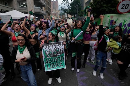 Activistas celebran el aniversario de la despenalización del aborto, en febrero 2023, en Bogotá.