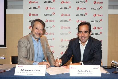 El consejero delegado del grupo Abra y vicepresidente de Avianca, Adrian Neuhauser, y el consejero delegado de Volotea, Carlos Muñoz, esta mañana en Madrid.