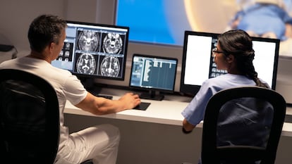 Dos radiólogos revisan un escáner cerebral.