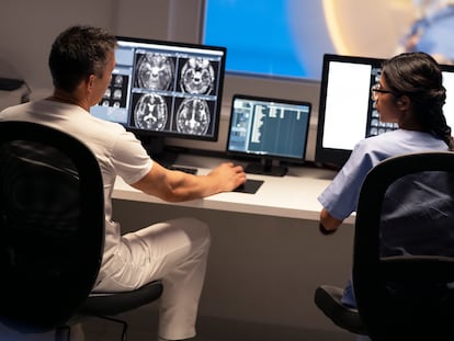 Dos radiólogos revisan un escáner cerebral.
