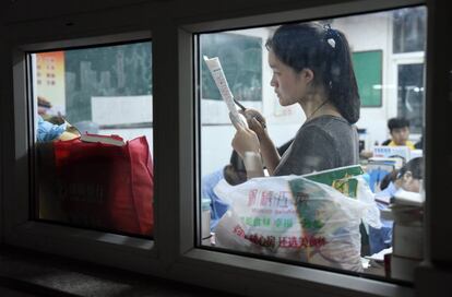 Una estudiante repasa los apuntes en Handan (China), semanas antes de los exámenes, el 23 de mayo de 2018.