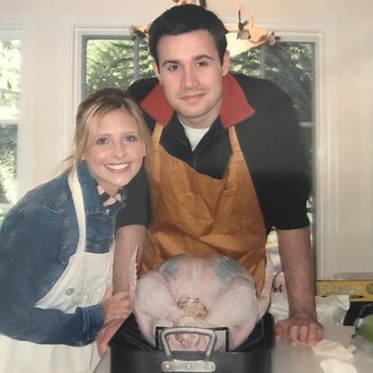 Sarah Michelle Gellar ha viajado en el tiempo. La actriz ha compartido en su Instagram una imagen con su marido, el actor Freddie Prinze Jr., de la primera fiesta que pasaron juntos.